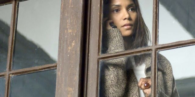 هالي بيري في فيلم A Perfect Stranger تنظر من النافذة وهي تتحدث في زنزانتها.